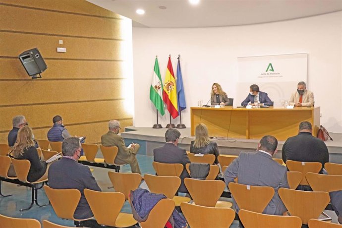 Mestre con asociaciones para detallar el programa de Formación Profesional para el Empleo de la Junta