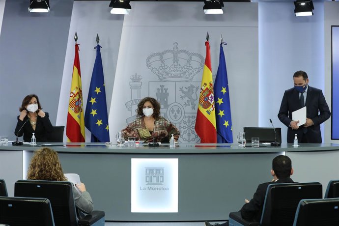 (I-D) La vicepresidenta primera del Gobierno, ministra de la Presidencia, Relaciones con las Cortes y Memoria Democrática, Carmen Calvo; la ministra portavoz y de Hacienda, María Jesús Montero; y el ministro de Transportes, Movilidad y Agenda Urbana, Jo