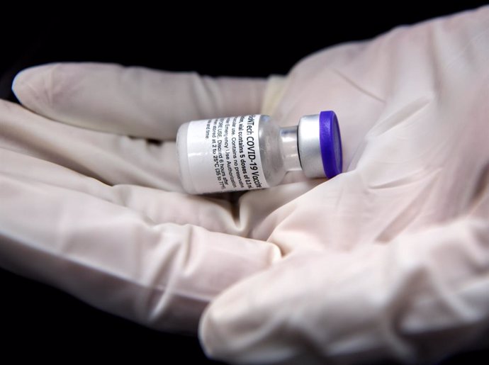 14 December 2020, US, New Mexico: A vial containing 5 doses of the Pfizer coronavirus (COVID-19) vaccine at Christus St. Vincent Hospital. Photo: Eddie Moore/Albuquerque Journal via ZUMA/dpa