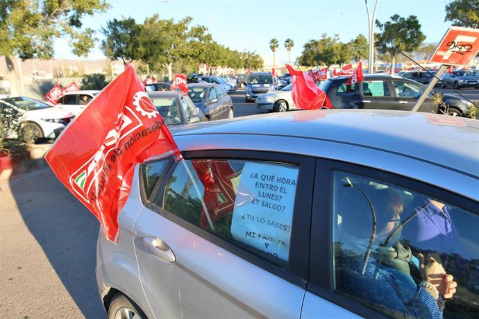 Una caravana sale de la explanada del Estadio de los Juegos del Mediterráneo en protesta ante el bloqueo del convenio del manipulado en Almería 