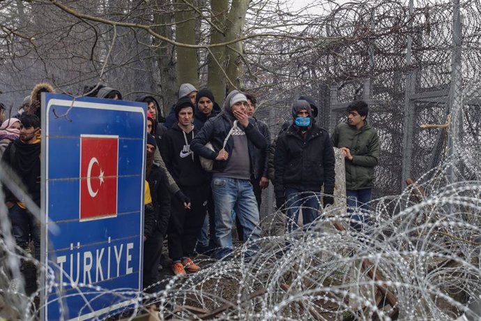 Migrantes y refugiados en la frontera entre Turquía y Grecia