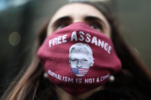 Una manifestant a favor de l'alliberament de Julian Assange.