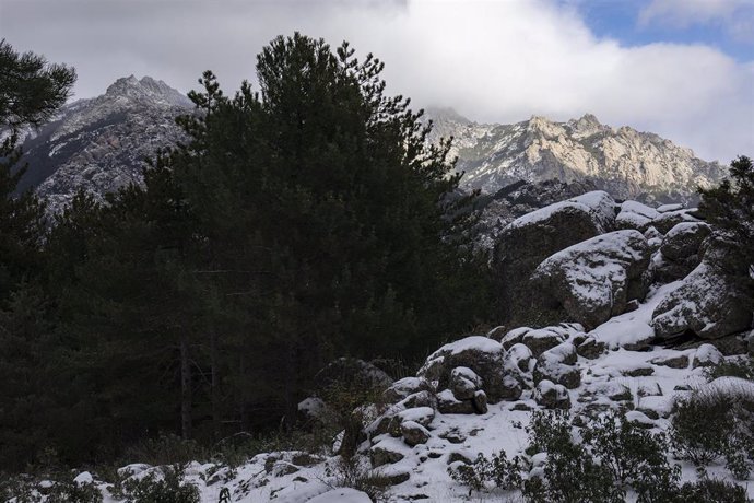 Paisaje nevado en el área de La Pedriza, en el municipio de Manzanares El Real, Madrid (España), a 7 de diciembre de 2020. Este lunes 7 de diciembre la Agencia de Seguridad y Emergencias Madrid 112 ha activado el nivel 0 del Plan de inclemencias Inverna