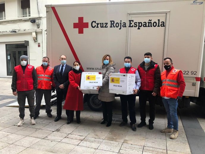 La delegada del Gobierno en Aragón, Pilar Alegría, en la entrega de mascarillas.