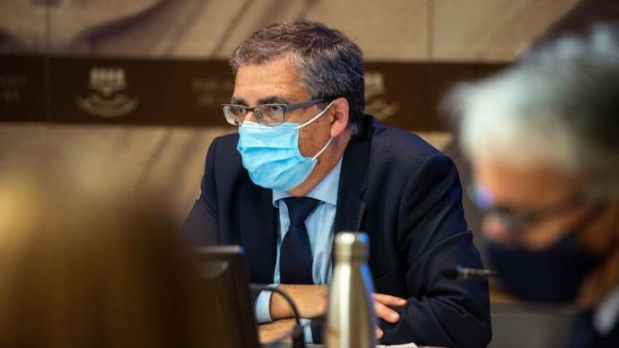 El consejero de Servicios Sociales y Gobernanza Pública, Pablo Rubio, ha afirmado, en el Parlamento de La Rioja, que "asistiremos, previsiblemente, a una cuesta de enero en la evolución de la COVID-19".