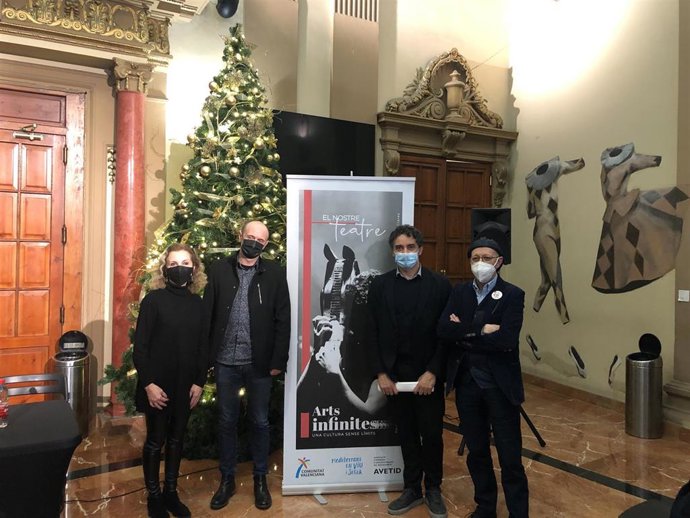 El Secretario Autonómico de Turismo, Francecs Colomer, y la presidenta de Avetid, M Ángeles Fayos, firman el conevio de colaboración.