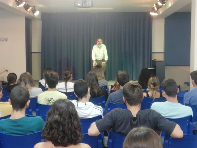 Charla a jóvenes sobre el Covid