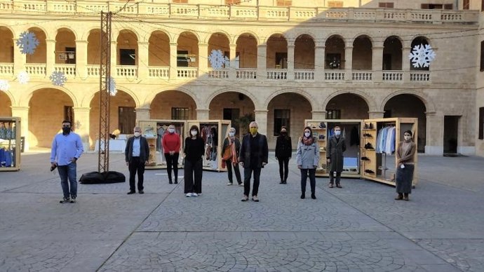 Algunos de los participantes de la muestra de moda y diseño que se celebra esta semana en el patio de La Misericordia, en Palma.