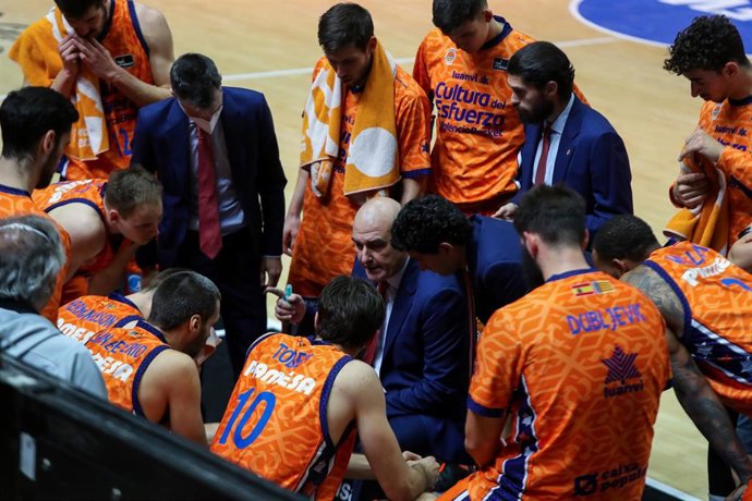 Jaume Ponsarnau head coach of Valencia Basket talk to players in a game timeout during the spanish league ACB  basketball match played between Valencia Basket vs UCAM Murcia at the Fuente de San Luiz pavilion, La Fonteta