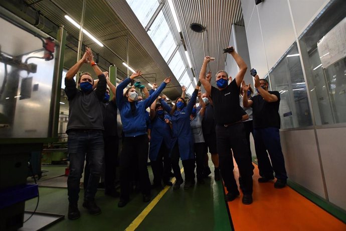 Trabajadores de la fábrica Teixidó celebran `El Gordo procedente de la administración de lotería situada en la plaza de la Pastoreta, 6, (Reus) en la que se ha repartido parte del número correspondiente a 'El Gordo' de la Lotería de Navidad, en Riudecols