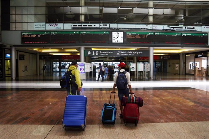 Viajeros suben al AVE en la estación María Zambrano de Málaga, durante el primer día de la Fase 3. Málaga a 8 de junio del 2020 (Foto de archivo).