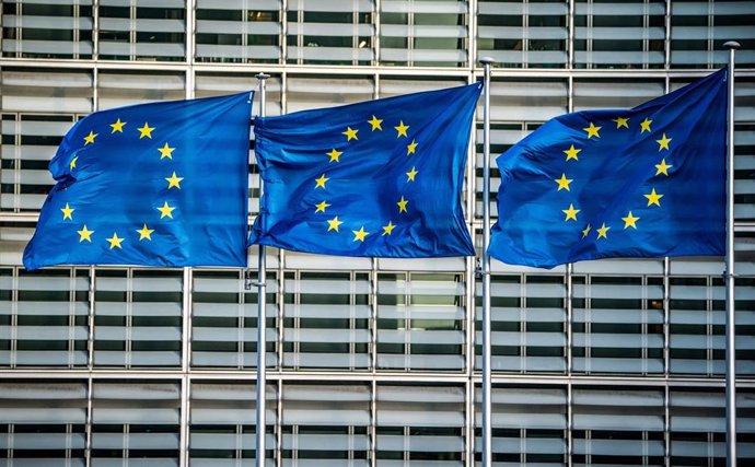 Banderas de la UE frente a la sede de la Comisión Europea en Bruselas