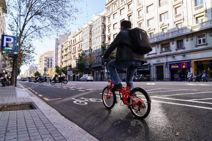 Inaugurado el nuevo carril bici en la calle Aragó de Barcelona.