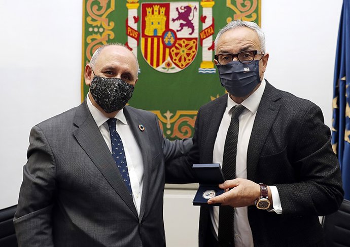 Carlos Daniel Casares, secretario general de la FEMP, junto a Alejandro Blanco, presidente del COE