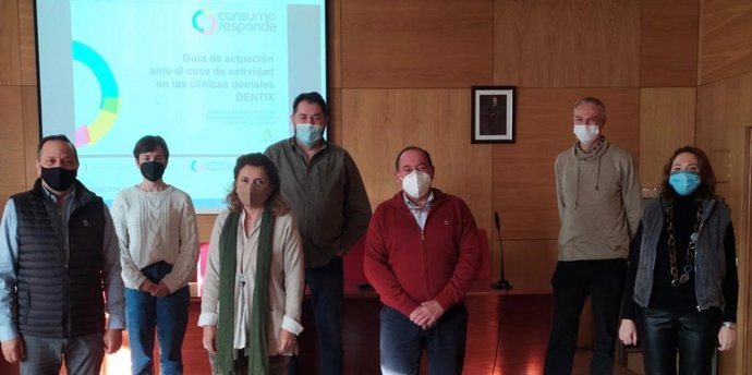 La delegada de Salud y Familias de la Junta de Andalucía en Córdoba, María Jesús Botella (tercera por la izda.), en la la comisión provincial de Consumo