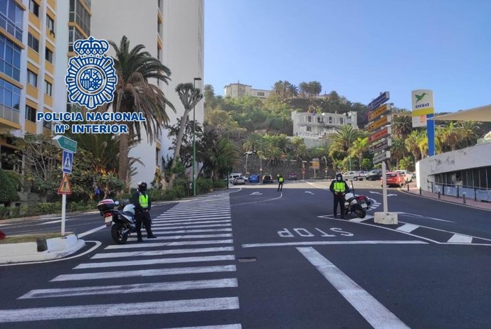 Dispositivo de la Policía Nacional para garantizar el cumplimiento de la normativa establecida para prevenir la transmisión de la covid-19.