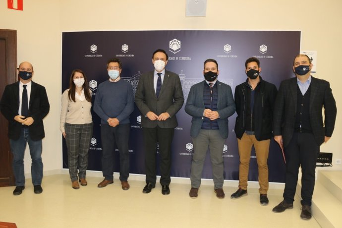 Representantes de la Universidad y del Ayuntamiento de Santaella tras la firma del convenio.