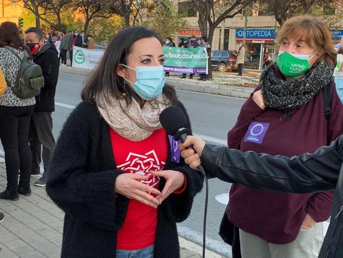 La diputada de Unidas Podemos Isabel Franco atiende a los medios en una movilización por un "blindaje de los servicios públicos" ante el Parlamento andaluz.