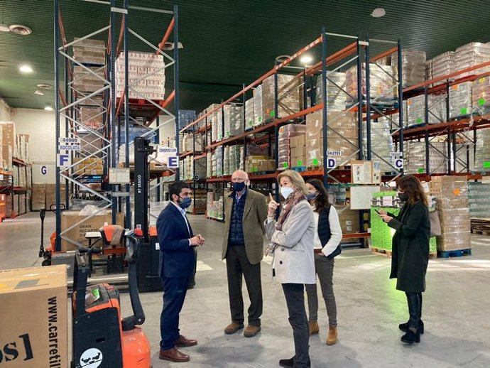 El conseller Chakir el Homrani en su visita al Banc dels Aliments de Barcelona