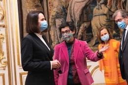 La opositora bielorrusa Svetlana Tijanovskaya (i) junto a la ministra de Asuntos Exteriores, UE y Cooperación, Arancha González Laya en el Palacio de Viana