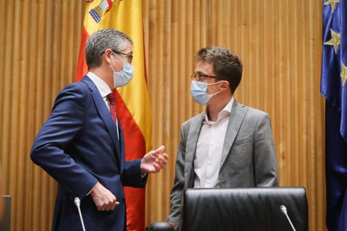 El gobernador del Banco de España, Pablo Hernández de Cos, junto al presidente de la Comisión para la auditoría de la calidad democrática, la lucha contra la corrupción y las reformas institucionales, Íñigo Errejón