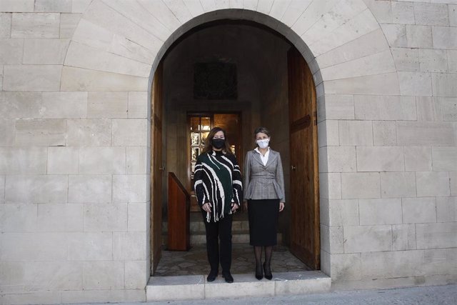La ministra de Trabajo y Economía Social, Yolanda Díaz (d), y la presidenta del Govern, Francina Armengol (i), posan en la entrada de la Capella del Consolat del Mar antes de presidir la Mesa del Diálogo Social de las Islas Baleares, en Palma de Mallorca,