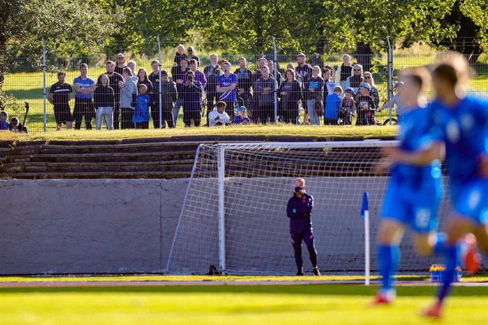 Aficionados islandeses presencian un entrenamiento de la selección en Reykjavik
