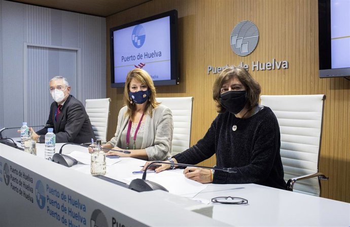 Firma del convenio firmado para la realización del documetal sobre el Puerto de Huelva.