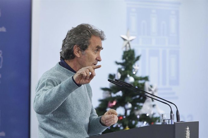 El director del Centro de Coordinación de Alertas y Emergencias Sanitarias (CCAES), Fernando Simón, ofrece una rueda de prensa para informar sobre la evolución de la pandemia de coronavirus, en el Ministerio de Sanidad, Madrid (España), a 17 de diciembr