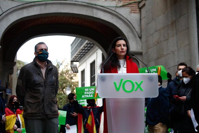 La portavoz de Vox en la Asamblea de Madrid, Rocío Monasterio, acompañada del portavoz de la formación en el Ayuntamiento de Madrid y secretario general del partido, Javier Ortega Smith (i), interviene durante una concentración de Vox en defensa de la C