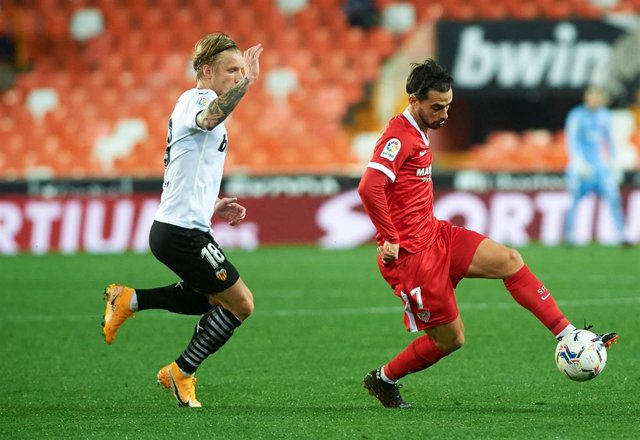 Daniel Wass persigue a Suso en el Valencia CF - Sevilla FC