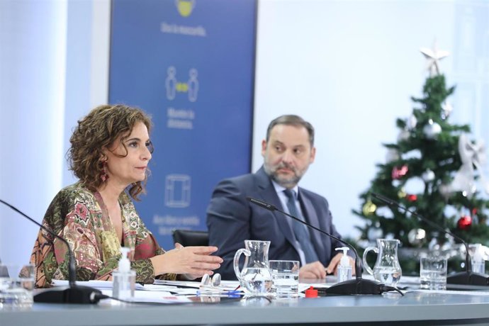 La ministra portavoz y de Hacienda, María Jesús Montero, y el ministro de Transportes, Movilidad y Agenda Urbana, José Luís Ábalos, comparecen en rueda de prensa posterior al Consejo de Ministros en Moncloa, Madrid (España), a 22 de diciembre de 2020.