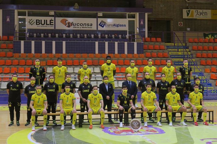 Francisco Reyes posa con la plantilla del Jaén Paraíso Interior FS