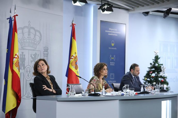 (I-D) La vicepresidenta primera del Gobierno, ministra de la Presidencia, Relaciones con las Cortes y Memoria Democrática, Carmen Calvo; la ministra portavoz y de Hacienda, María Jesús Montero; y el ministro de Transportes, Movilidad y Agenda Urbana, Jo
