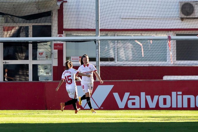 Claudia Pina celebra su gol en el Sevilla-UD Granadilla de la Primera Iberdrola 2020-2021