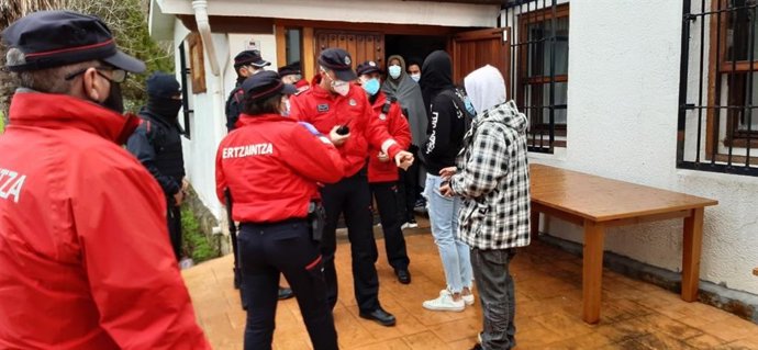 67 jóvenes denunciados por una fiesta ilegal en Derio (Bizkaia)