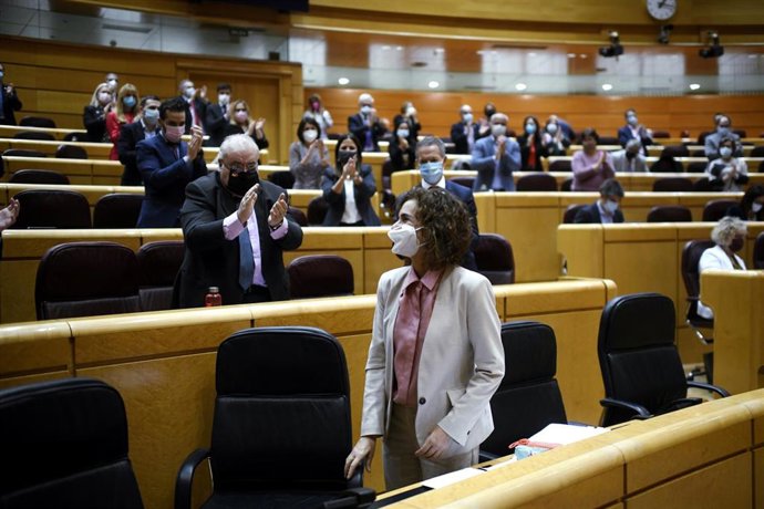La ministra de Hacienda y portavoz del Gobierno, María Jesús Montero, es aplaudidas durante una sesión plenaria en el Senado, en Madrid (España), a 14 de diciembre de 2020. 