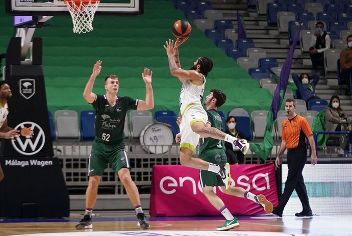 Melo Trimble lanza acrobáticamente en el partido Unicaja-Urbas Fuenlabrada de la Liga Endesa