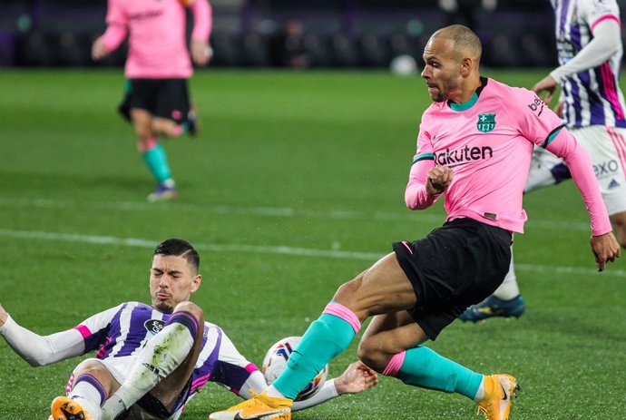 Ruben Alcaraz of Real Valladolid and Martin Braithwaite of FC Barcelona fight for the ball during La Liga football match played between Real Valladolid and FC Barcelona at Jose Zorrilla stadium on December 22, 2020 in Valladolid, Spain.