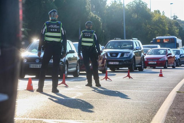 Agentes de policía municipal durante un control efectuado en la Carretera de Castilla