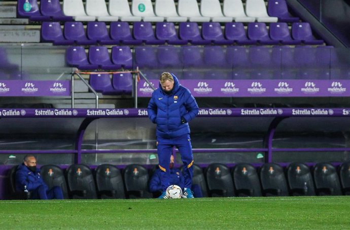 Ronald Koeman camina pensativo por el césped del José Zorrilla durante el Valladolid-FC Barcelona 