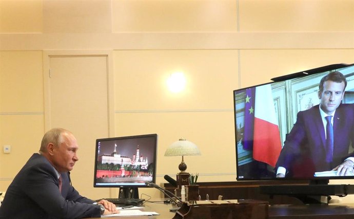 Imagen de archivo de una reunión virtual entre el presidente de Francia, Emmanuel Macron, y el presidente de Rusia, Vladimir Putin.