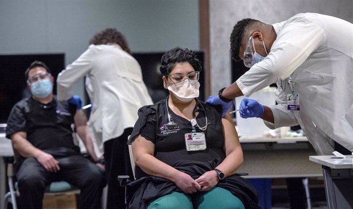 Personal del Hospital St. Vincent, en la ciudad de Alburquerque, en Nuevo México, EEUU, reciben la vacuna  de Pfizer contra el coronavirus 