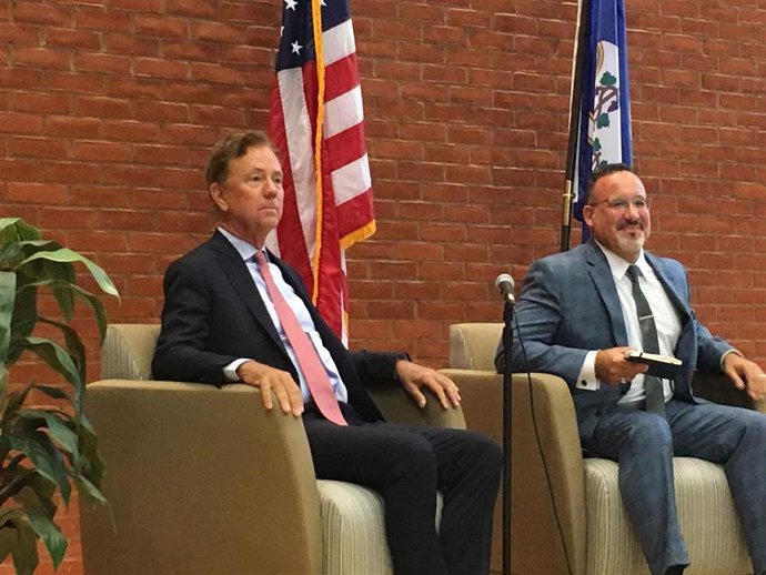 Miguel Cardona, a la derecha, es el elegido por el presidente electo de EEUU, Joe Biden, para ser el próximo secretario de Educación.