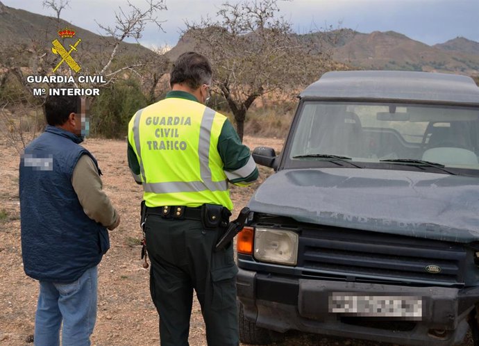 Imagen del investigado y el vehículo interceptado