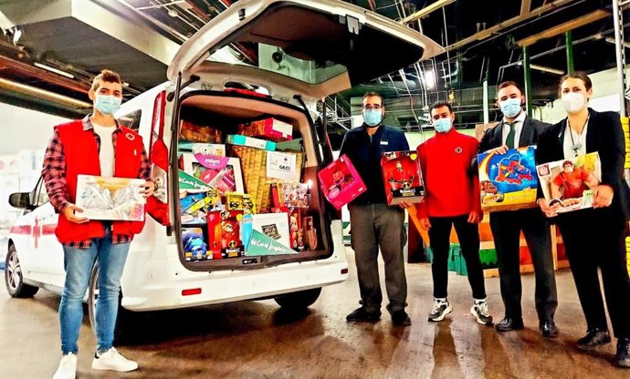 El Grupo De Empleados De Corte Inglés Dona Juguetes A Cruz Roja Zaragoza