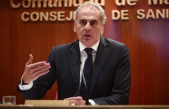El consejero de Sanidad de la Comunidad de Madrid, Enrique Ruiz Escudero comparece en rueda de prensa en la Consejería de Sanidad, en Madrid (España), a 18 de diciembre de 2020. Durante la comparecencia se actualizan los datos de la situación epidemiológi