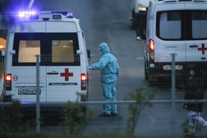 Un trabajador sanitario sale de una ambulancia cerca de un hospital en la periferia de Moscú