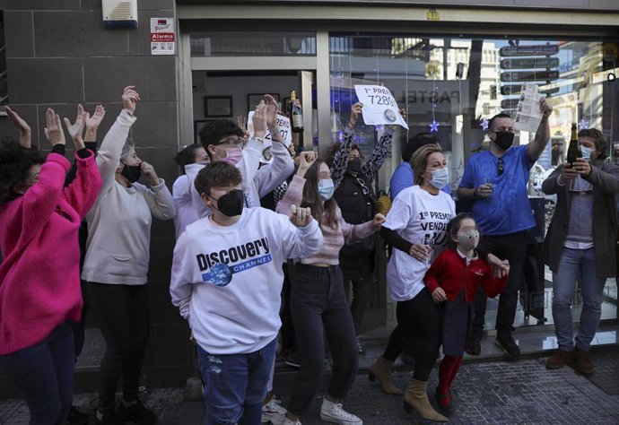 Agraciados celebran `El Gordo junto a las loteras en la administración de lotería situada en la Avenida de Andalucía en la que se ha repartido parte del número `72.897 correspondiente a 'El Gordo' de la Lotería de Navidad. Punta Umbría, Huelva, Andalucí
