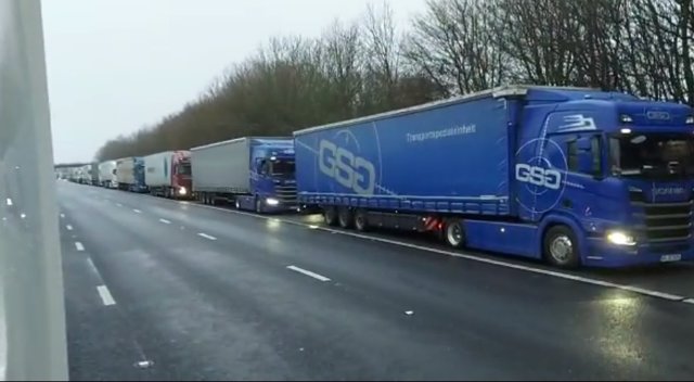 Transportistas afectados por el cierre de la frontera entre Francia y Reino Unido
